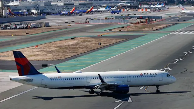 A Delta airlines airplane on the runway