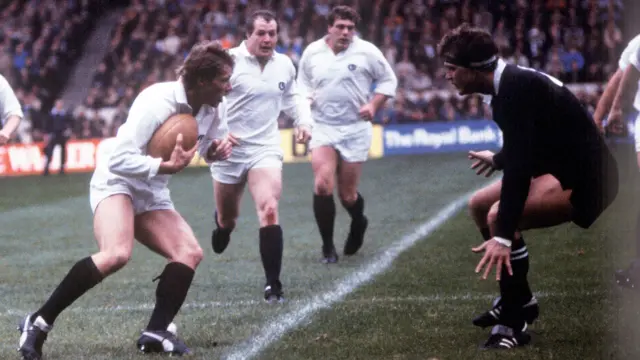 SCOTLAND V NEW ZEALAND (25-25) MURRAYFIELD - EDINBURGH Scotland's John Rutherford (left) advances with the ball