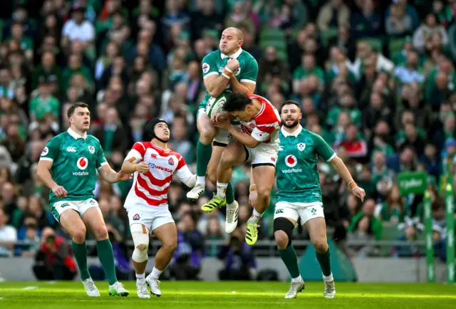 Jacob Stockdale of Ireland in action against Seungsin Lee of Japan