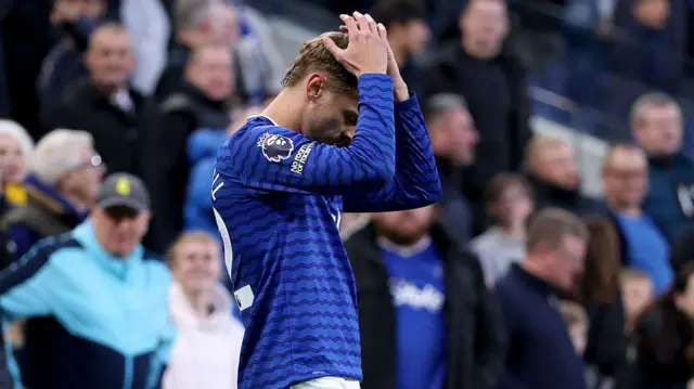 Kiernan Dewsbury-Hall playing for Everton