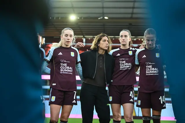 Natalia Arroyo addresses her team after the draw against Everton