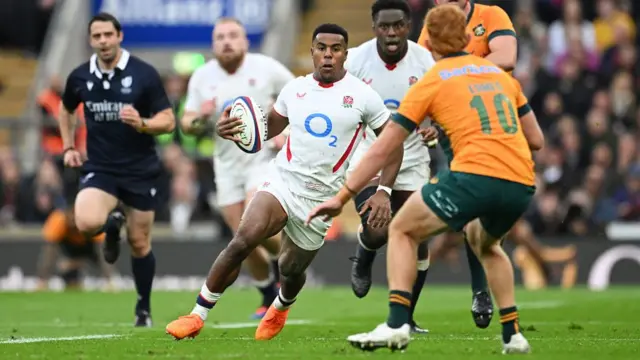 Immanuel Feyi-Waboso runs at Australia's defence