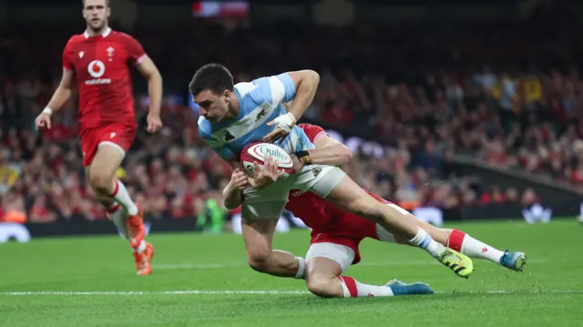 Geronimo Prisciantelli scores a try