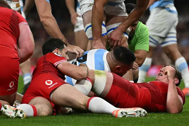 Pedro Delgado (C) scores the opening try