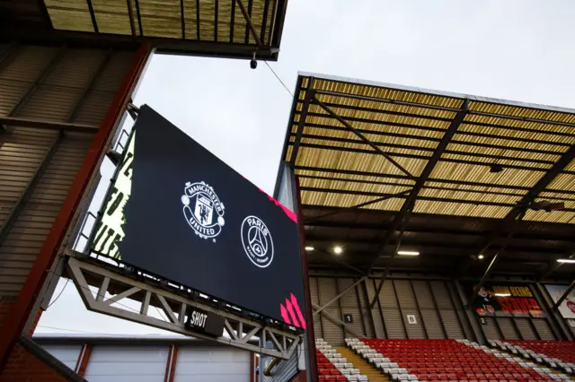 MUFC and PSG badge on Leigh scoreboard