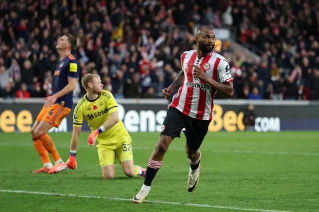 Brentford's Igor Thiago celebrates scoring their third goal.