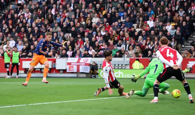 Harvey Barnes of Newcastle United scores his team's first goal during the Premier League match between Brentford and Newcastle United at Gtech Community Stadium on November 09, 2025 in Brentford, England.