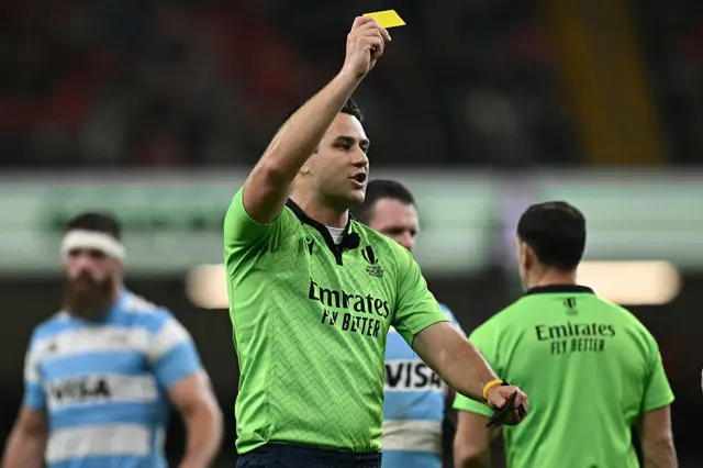 Ben O'Keefe showing a yellow card to Ben Thomas