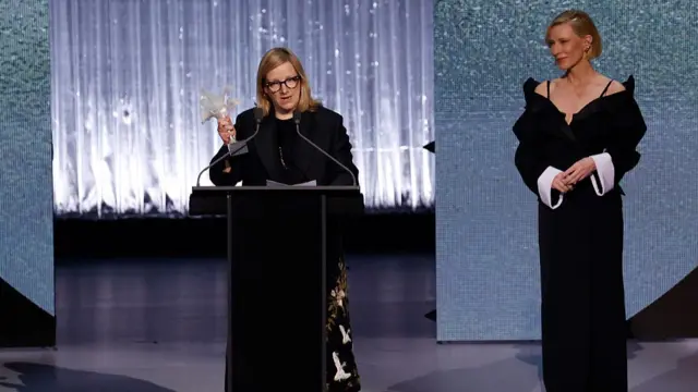 Sarah Burton accepts award from Cate Blnchett