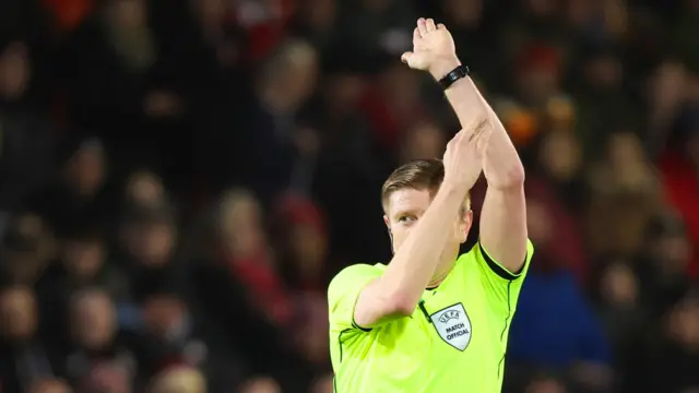 referee