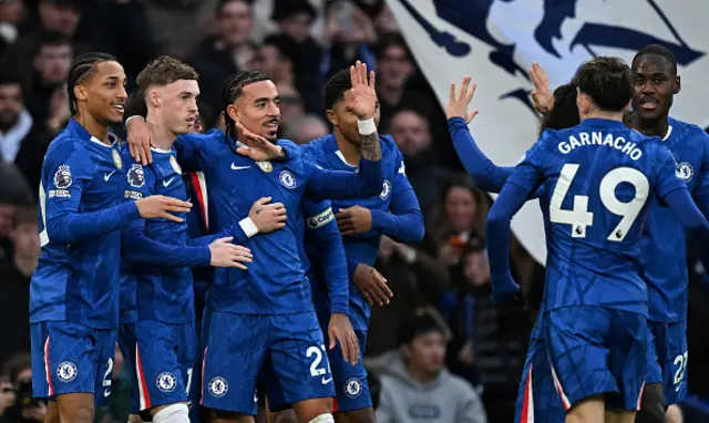 Cole Palmer of Chelsea (2L) celebrates