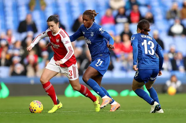 Lotte Wubben-Moy of Arsenal runs with the ball whilst under pressure from Kelly Gago and Hikaru Kitagawa of Everton during the Barclays Women's Super League match between Everton and Arsenal at Goodison Park on December 13, 2025 in Liverpool, England.