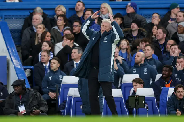 Head Coach David Moyes of Everton gestures
