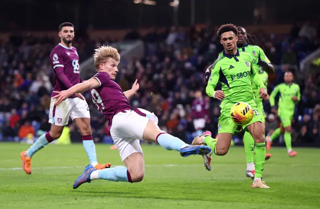 Zian Flemming of Burnley stretches for the ball whilst under pressure from Antonee Robinson