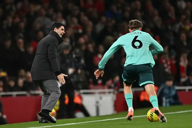 Arsenal's Spanish manager Mikel Arteta (L) gestures on the touchline