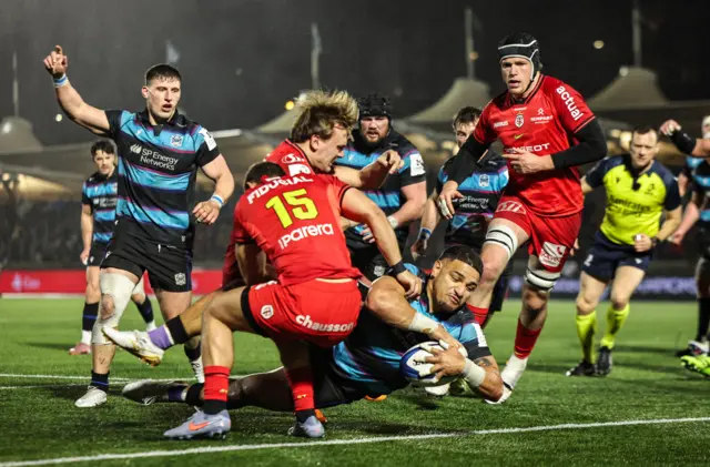Sione Tuipulotu goes over for the winning try