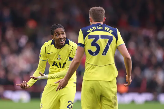 Djed Spence of Tottenham Hotspur speaks with Micky van de Ven