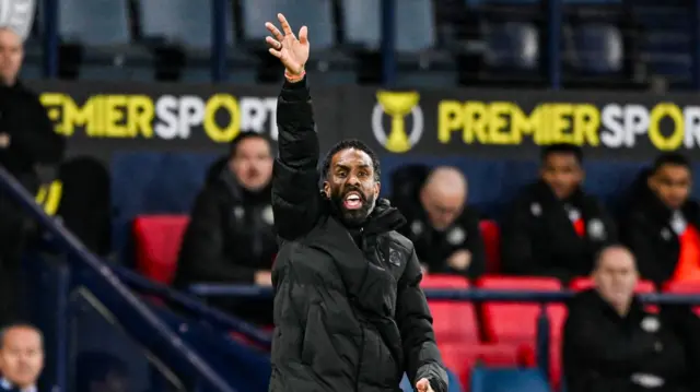 Wilfried Nancy waving