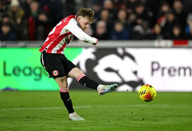 Keane Lewis-Potter of Brentford shoots at goal