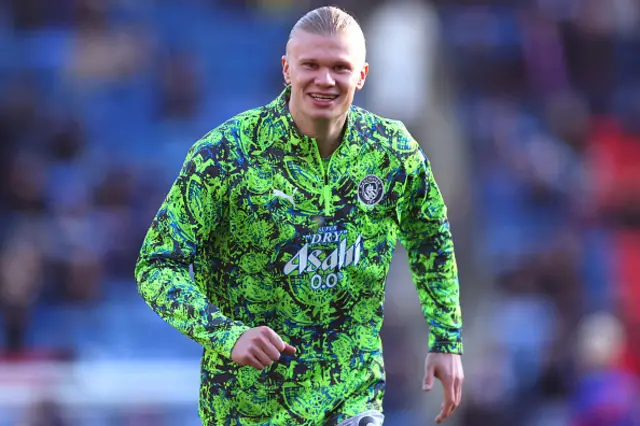 Erling Haaland of Manchester City warms up