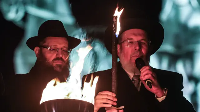 Rabbis Yehuda Teichtal (L) and Ashkenazi Chief Rabbi of Israel Kalman Meir Ber (R)