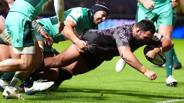 Ellis Genge scores a try for Bristol