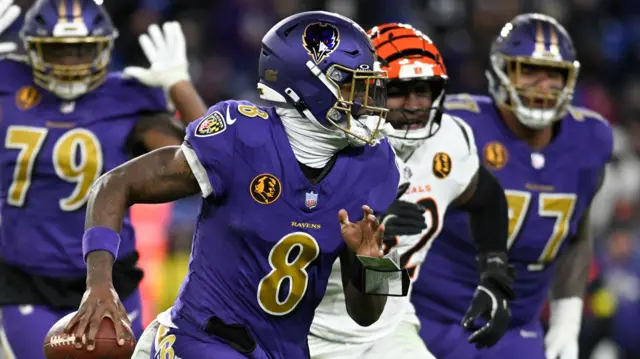 Lamar Jackson runs the ball against the Cincinnati Bengals