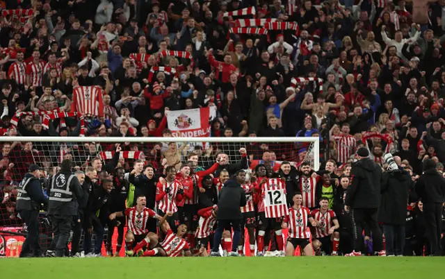 Sunderland players and coaching staff pose for a photo