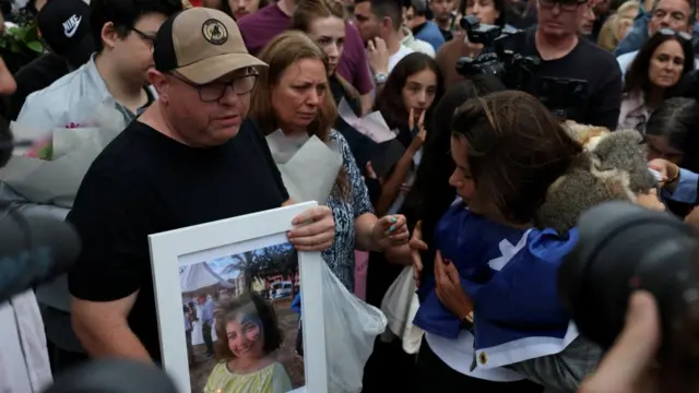 Bondi live updates: Three more victims named as Australian police  investigate suspects' Philippines trip - BBC News