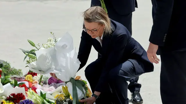 Leader of the opposition Sussan Ley lays flowers down at the Bondi Beach memorial