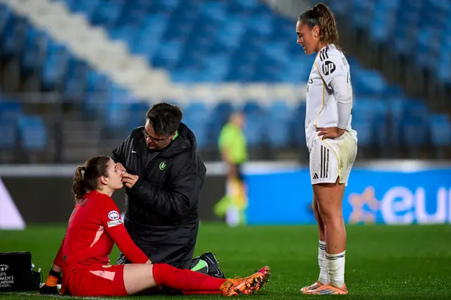 Johannes receives treatment for the nose injury against Madrid