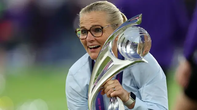 Sarina Wiegman holds the European Championship trophy