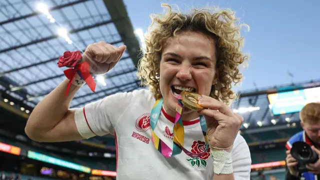Ellie Kildunne bites her World Cup medal