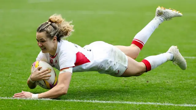 Ellie Kildunne scores a try in the World Cup semi-finals