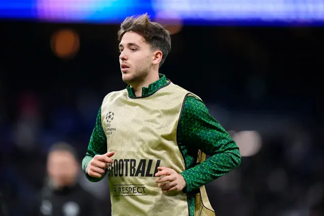 Nico Gonzalez warms up