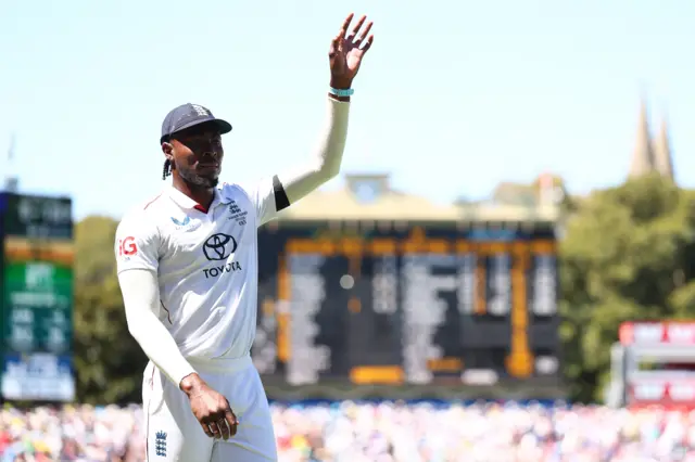Jofra Archer signals