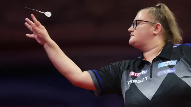 Beau Greaves throws a dart