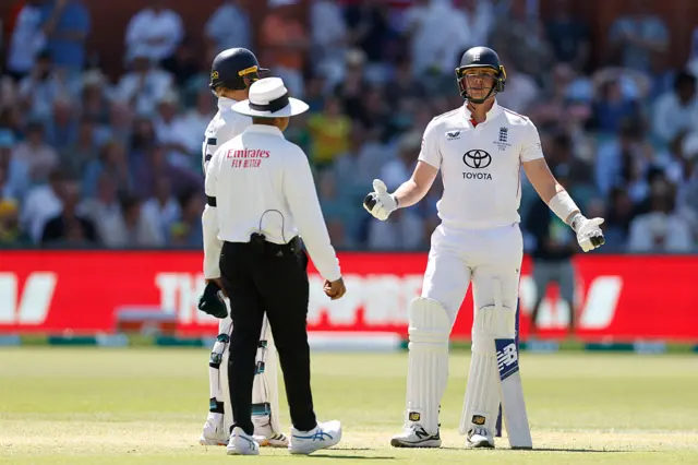 Jamie Smith speaks to the umpires