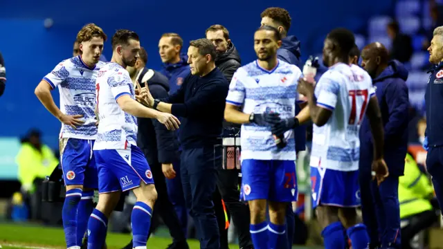 Reading boss Leam Richardson conducts a team talk on the sidelines