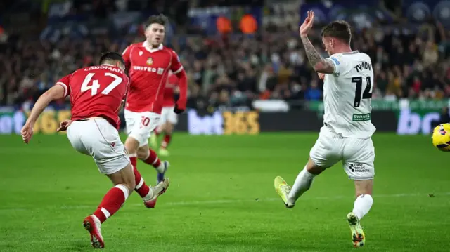 Umpan silang Ryan Longman yang mengarah ke gawang