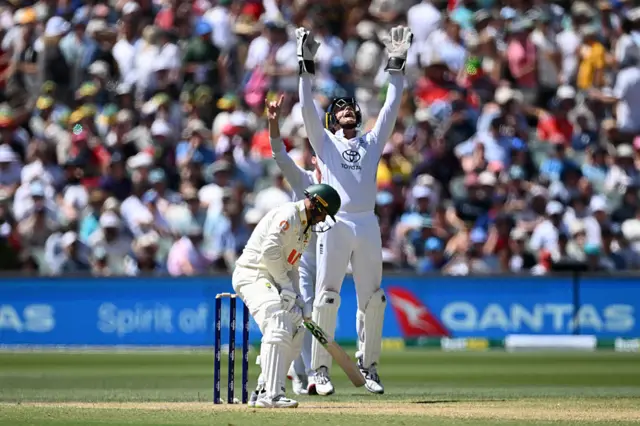 Jamie Smith celebrates the dismissal of Usman Khawaja