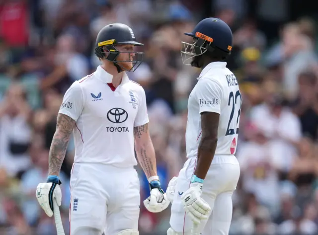 Ben Stokes and Jofra Archer speak in between overs