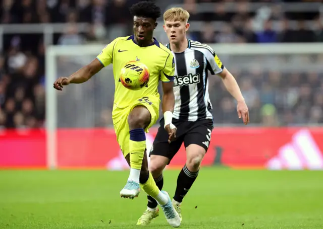 Mohammed Kudus controls the ball
