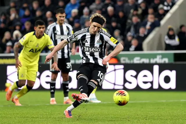 Anthony Gordon of Newcastle United scores his team's second goal