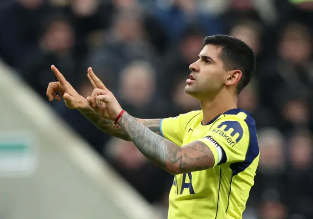 Cristian Romero celebrates