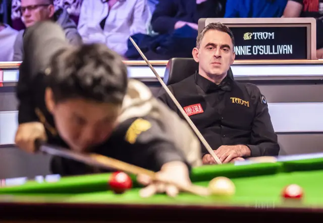 Zhou Yuelong and Ronnie O'Sullivan