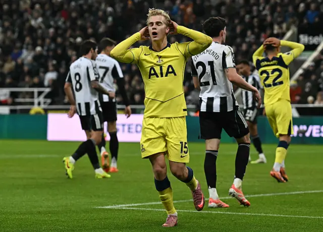 Lucas Bergvall reacts to missing an opportunity to score