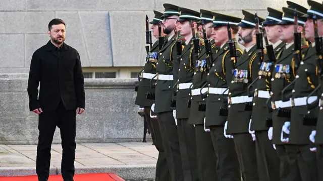 Volodymyr Zelensky with a line of soldiers