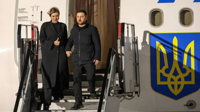Zelensky and Zelenska descend from the steps of their plane into Dublin