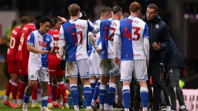 Valerien Ismael holds a teamtalk with his Blackburn players